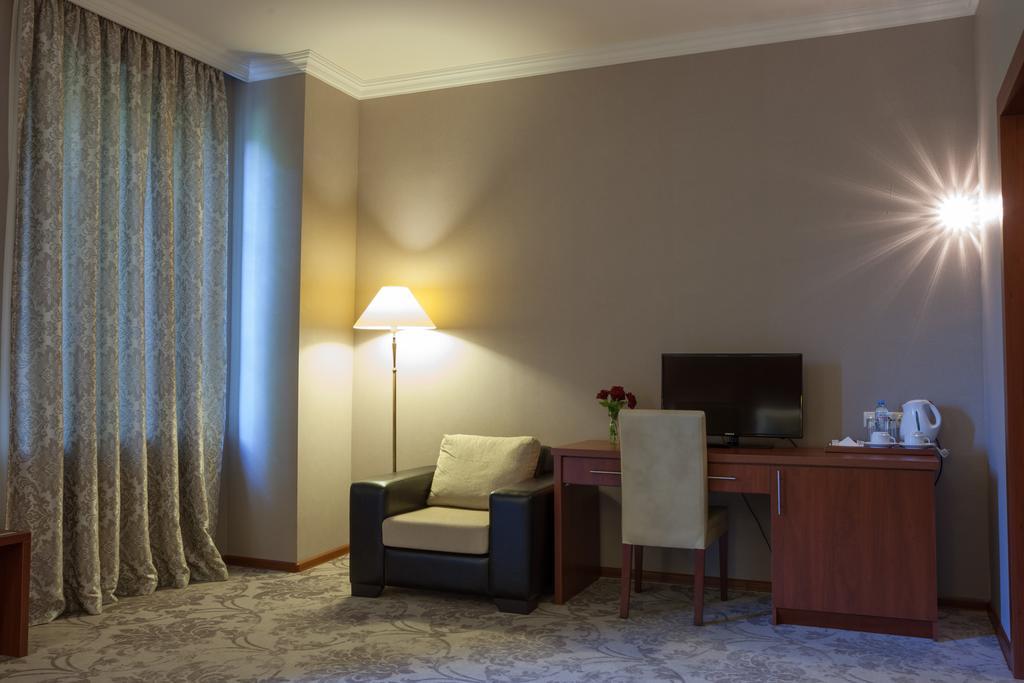 Hotel Astoria Тбилиси Екстериор снимка